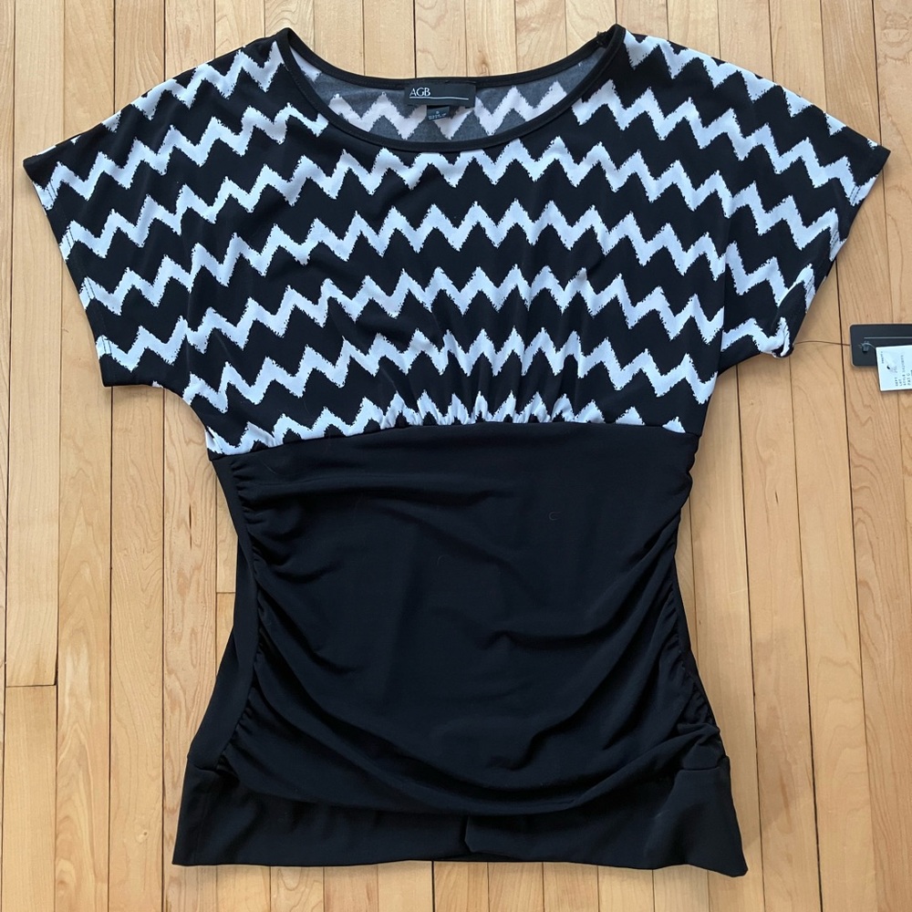 AGB Black and White Chevron Short Sleeve Top